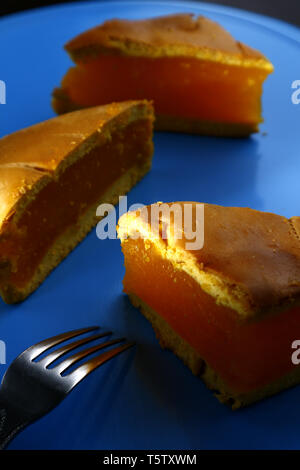 Foto von geschnittenen Ananaskuchen Stockfoto