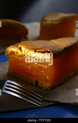 Foto von geschnittenen Ananaskuchen Stockfoto