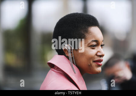 Paris, Frankreich - 5. März 2019: Street Style Outfit - tamu McPherson, bevor eine Fashion Show in Paris Fashion Week - PFWFW 19. Stockfoto