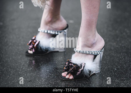 Street Style - Frau Miu Miu Schuhe vor einer Fashion Show in Paris Fashion Week - PFWFW 19. Stockfoto