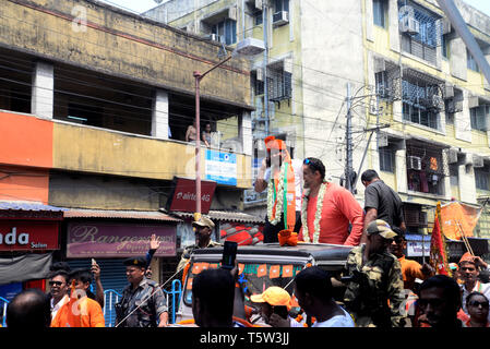 Kolkata, Indien. 26 Apr, 2019. WWE superstar Wrestler Das große Khali (rechts) Kampagnen für Bharatiya Janta Party oder BJP Kandidat für den Wahlkreis Jadavpur Anupam Hazra (links) bei der Nominierung Füllung Prozession für Lok Sabha Wahl 2019. Credit: Saikat Paul/Pacific Press/Alamy leben Nachrichten Stockfoto