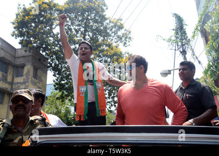 Kolkata, Indien. 26 Apr, 2019. WWE superstar Wrestler Das große Khali (rechts) Kampagnen für Bharatiya Janta Party oder BJP Kandidat für den Wahlkreis Jadavpur Anupam Hazra (links) bei der Nominierung Füllung Prozession für Lok Sabha Wahl 2019. Credit: Saikat Paul/Pacific Press/Alamy leben Nachrichten Stockfoto