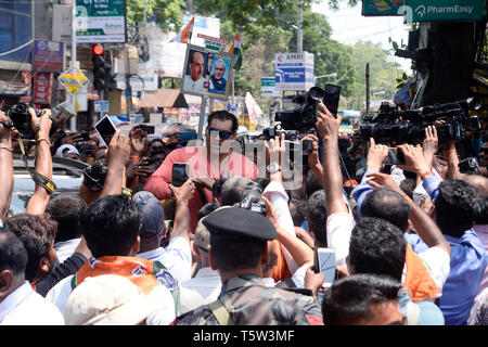 Kolkata, Indien. 26 Apr, 2019. WWE superstar Wrestler Das große Khali (in der Mitte) Kampagnen für Bharatiya Janta Party oder BJP Kandidat für den Wahlkreis Jadavpur Anupam Hazra während der Nominierung Füllung Prozession für Lok Sabha Wahl 2019. Credit: Saikat Paul/Pacific Press/Alamy leben Nachrichten Stockfoto