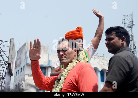 Kolkata, Indien. 26 Apr, 2019. WWE superstar Wrestler Das große Khali (vorne) Kampagnen für Bharatiya Janta Party oder BJP Kandidat für den Wahlkreis Jadavpur Anupam Hazra während der Nominierung Füllung Prozession für Lok Sabha Wahl 2019. Credit: Saikat Paul/Pacific Press/Alamy leben Nachrichten Stockfoto