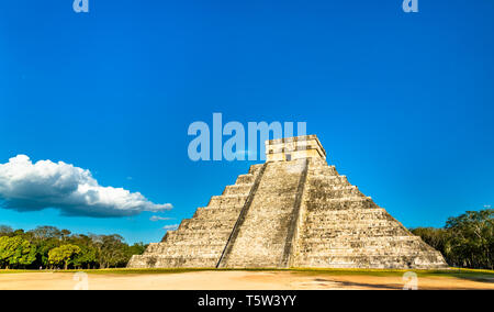 El Castillo oder Kukulkan, einer Mesoamerikanischen Schritt-Pyramide in Chichen Itza. UNESCO-Welterbe in Mexiko Stockfoto