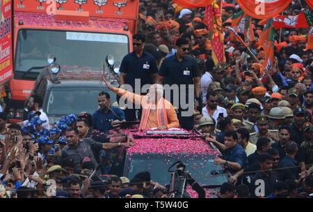 Varanasi, Indien. 25 Apr, 2019. Varanasi: Bhartya Janta Party (BJP) leader und indischen Ministerpräsidenten Narendra Modi Teil in einer Road Show in Varanasi, Uttar Pradesh, Indien, 25. April 2019 übernehmen. Ministerpräsident Narendra Modi wird Datei seiner Wahl Ernennung am 26. April, von Varanasi Wahlkreis für die parlamentarische oder allgemeinen Wahlen für Indien 545 - Mitglied der Bundestag oder Lok Sabha, die alle fünf Jahre gehalten wird. Credit: Prabhat Kumar Verma/Pacific Press/Alamy leben Nachrichten Stockfoto