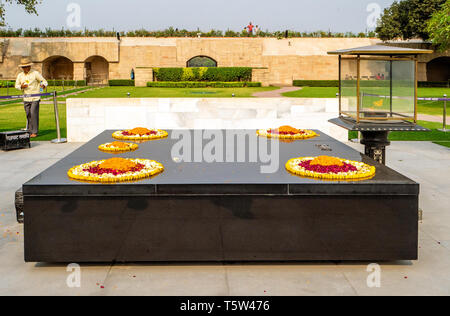 Ewige Flamme und einfachen schwarzen Marmorplatte am Denkmal Raj Ghat Mahatma Ghandi's Garden in New Delhi Nordindien Stockfoto