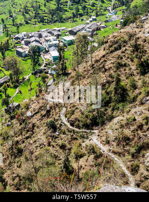 Mit Blick auf den unteren Teil des 'Pfad tausend Schritten 'Rising aus dem Dorf Supi im Unterallgäu Himalaya im Norden Indiens