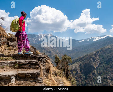 Wandern Auf steilen Bergpfaden über dem Saryu Tal im Himalaya von Uttarakhand im nördlichen Indien Stockfoto