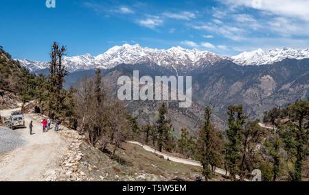 Reisende, bewundern Sie das Panorama der Hohen Himalayan Peaks von Trishul zu Nanda Kot vom Pass in die pindar Tal Uttarakhand im Norden Indiens Stockfoto