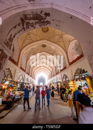 Käufer in der Meena Basar am Eingang zum Roten Fort in Delhi Nordindien Stockfoto