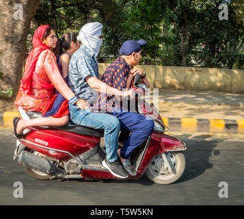 Familie von vier auf einen Motor Roller fahren durch Neu Delhi im nördlichen Indien Stockfoto