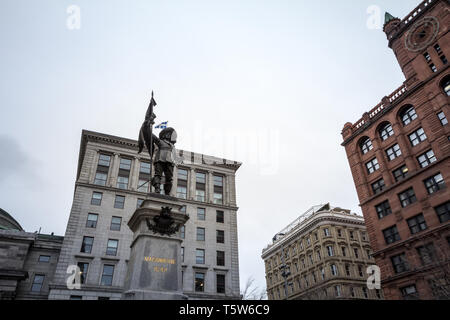 Maisonneuve Denkmal auf dem Place d'Armes während eines verregneten Nachmittags in der Altstadt von Montreal. Es ist ein Monument zu De Maisonneuve, der Gründer von Mo gewidmet Stockfoto