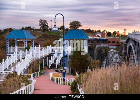 Die Rückfahrscheinwerfer fällt Aussichtspunkt mit der Rückfahrscheinwerfer fällt Restaurant und Saint John Skywalk auf der anderen Seite des Flusses in Saint John, NB. Stockfoto