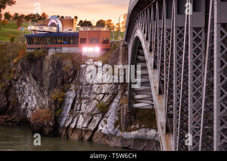 Die Rückfahrscheinwerfer fällt Restaurant und Saint John Skywalk und die Rückfahrscheinwerfer fällt Stahl Bogenbrücke in Saint John, New Brunswick, Kanada. Stockfoto