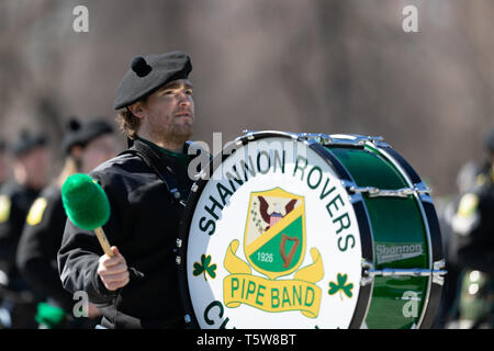 Chicago, Illinois, USA - März 16, 2019: St. Patrick's Day Parade, Mitglieder des Shannon Rover Pipe Band, die bei der Parade Stockfoto