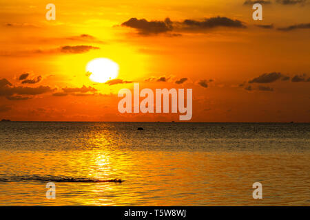 Sonnenuntergang von Koh Phangan Island in Thailand gesehen Stockfoto