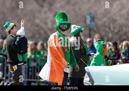 Chicago, Illinois, USA - 16. März 2019: St. Patrick's Day Parade, Mann mit einen Kobold hat und die irische Flagge auf seinen Schultern, Lächeln für die Kamera Stockfoto