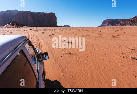 Fahren im Wadi Rum Wüste in Jordanien, Naher Osten. Off road Auto fahren auf Sand in der Wüste Stockfoto
