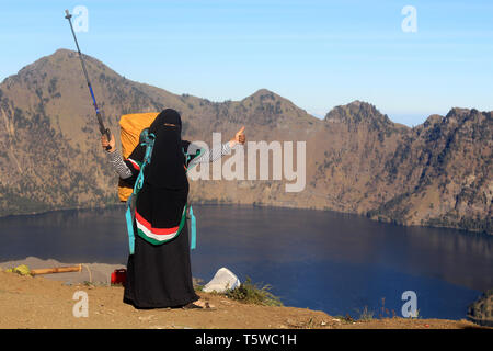 Yana, harte muslimische Frau, es gewagt zu Mount Rinjani in West Nusa Tenggara, Indonesien allein Klettern Stockfoto