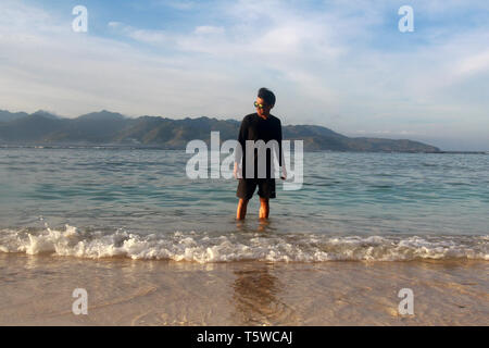 Die Schönheit der gilitrawangan Strand genießen, Nusa Tenggara, Indonesien, weißen Sand und schönen Himmel blau Stockfoto