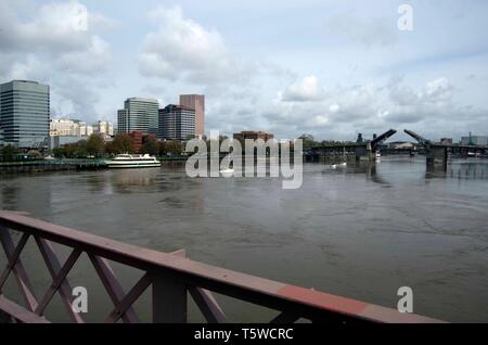 Das Morrison Brücke kann in Portland, OR, von der Hawthorne Bridge gesehen werden. Stockfoto