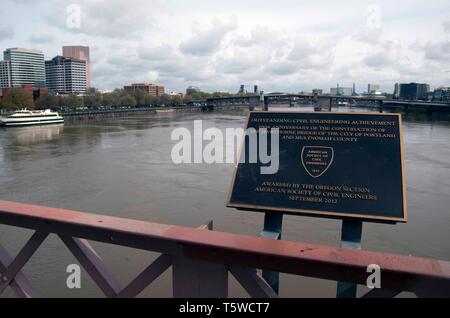 Eine Gedenktafel befindet sich auf der Seite der Hawthorne Bridge in Portland. Stockfoto