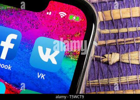 Helsinki, Finnland, 17. Februar 2019: Vkontakte Symbol auf Apple iPhone X-close-up. VK App Symbol. Vkontakte mobile Anwendung. Soziale Stockfoto