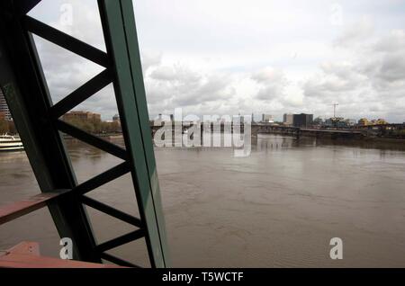 Das Morrison Brücke kann in Portland, OR, von der Hawthorne Bridge gesehen werden. Stockfoto