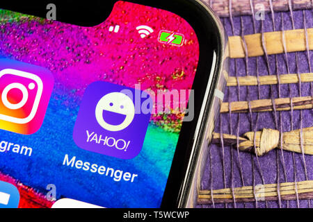 Helsinki, Finnland, 17. Februar 2019: Yahoo Messenger Symbol auf Apple iPhone X Bildschirm des Smartphones. Yahoo Messenger Symbol der App. Soziale Stockfoto