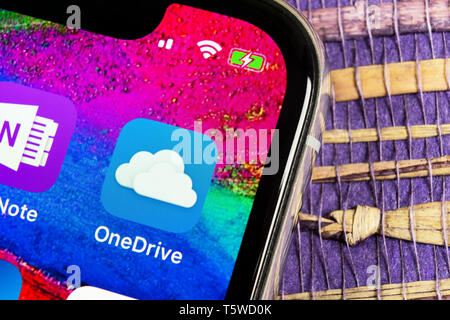 Helsinki, Finnland, 17. Februar 2019: Microsoft OneDrive Symbol auf Apple iPhone X-close-up. Microsoft onedrive App Symbol. Von Microsoft Stockfoto