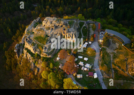 Luftaufnahme der Burg Regenstein, eine Burgruine, im Mittelalter gebaut. In der Nähe von Blankenburg im Harz, Sachsen-Anhalt, Deutschland. Stockfoto