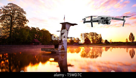 Alte Sprungturm in Coate Water Country Park, Swindon, Wiltshire, England mit adrone Fliegen durch Stockfoto