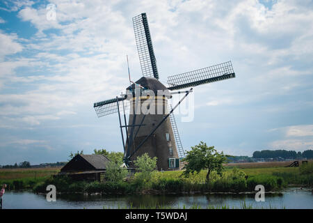 Eine holländische Windmühle am Kanal in Kinderdijk Stockfoto