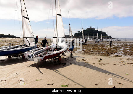 RS 400 Schlauchboote zu Wasser der Mount's Bay in der Nähe von St. Michael's Mount in Cornwall gezogen für den Start der Volvo edel Marine National meist Stockfoto