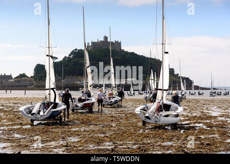 RS 400 Schlauchboote zu Wasser der Mount's Bay in der Nähe von St. Michael's Mount in Cornwall gezogen für den Start der Volvo edel Marine National meist Stockfoto