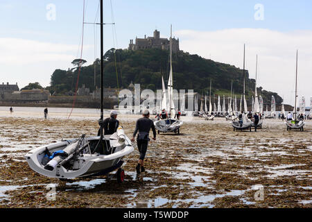 RS 400 Schlauchboote zu Wasser der Mount's Bay in der Nähe von St. Michael's Mount in Cornwall gezogen für den Start der Volvo edel Marine National meist Stockfoto