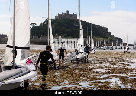 RS 400 Schlauchboote zu Wasser der Mount's Bay in der Nähe von St. Michael's Mount in Cornwall gezogen für den Start der Volvo edel Marine National meist Stockfoto