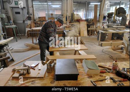 Padenghe sul Garda (Mailand, Italien) - Rimaflow, erholt und selbst von ehemaligen Mitarbeitern verwaltet, Workshop der Holzbearbeitung Stockfoto