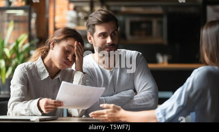 Mitarbeiter im Cafe sitzen wirft Kollegen Fehler in Finanzbericht Stockfoto