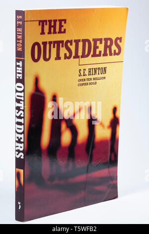 Schließen Sie herauf Bild der Außenseiter Buch von SE Hinton Stockfoto