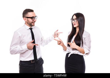Junge zuversichtlich Professional Business Kollegen zueinander auf weißem Hintergrund Stockfoto