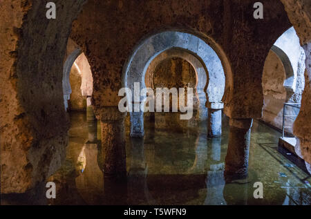 Caceres, Spanien - April 2019: Hispanic arabische Zisterne, der ehemaligen Moschee in Caceres, Spanien Stockfoto