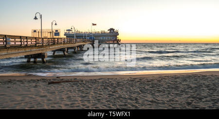 Fishing Pier im Oceanview Bereich der Norfolk Virginia auf der Chesapeake Bay bei Sonnenaufgang entfernt Stockfoto