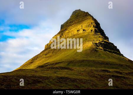 Kirkjufell (463 m) ist ein formschöner und eine symmetrische, freistehende Berg. Der Name bedeutet "Kirche Berg". Stockfoto