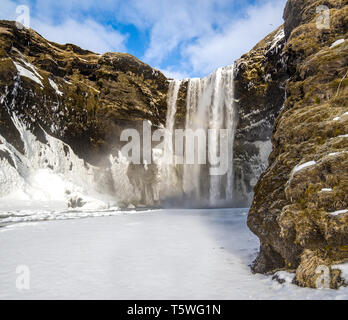 Skogafoss Wasserfall im Süden Islands in der Kälte des Winters. Stockfoto