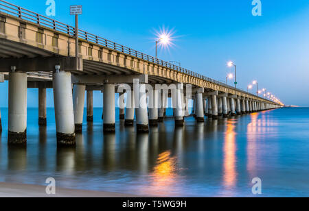 Der Chesapeake Bay Bridge von der Virginia Beach Seite der Chesapeake Bay gesehen. Imge genommen etwa 20 Minuten vor Sonnenaufgang. Stockfoto