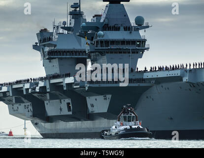 Britains Flugzeugträger HMS Queen Elizabeth Rückkehr in Portsmouth aus dem Jahre 2018 Übung, Westlant 18. Stockfoto