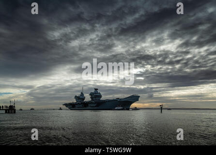 Britains Flugzeugträger HMS Queen Elizabeth Rückkehr in Portsmouth aus dem Jahre 2018 Übung, Westlant 18. Stockfoto
