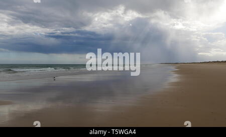 Sonne, Wolken und böigem Wind am Strand von Praia Verde Stockfoto